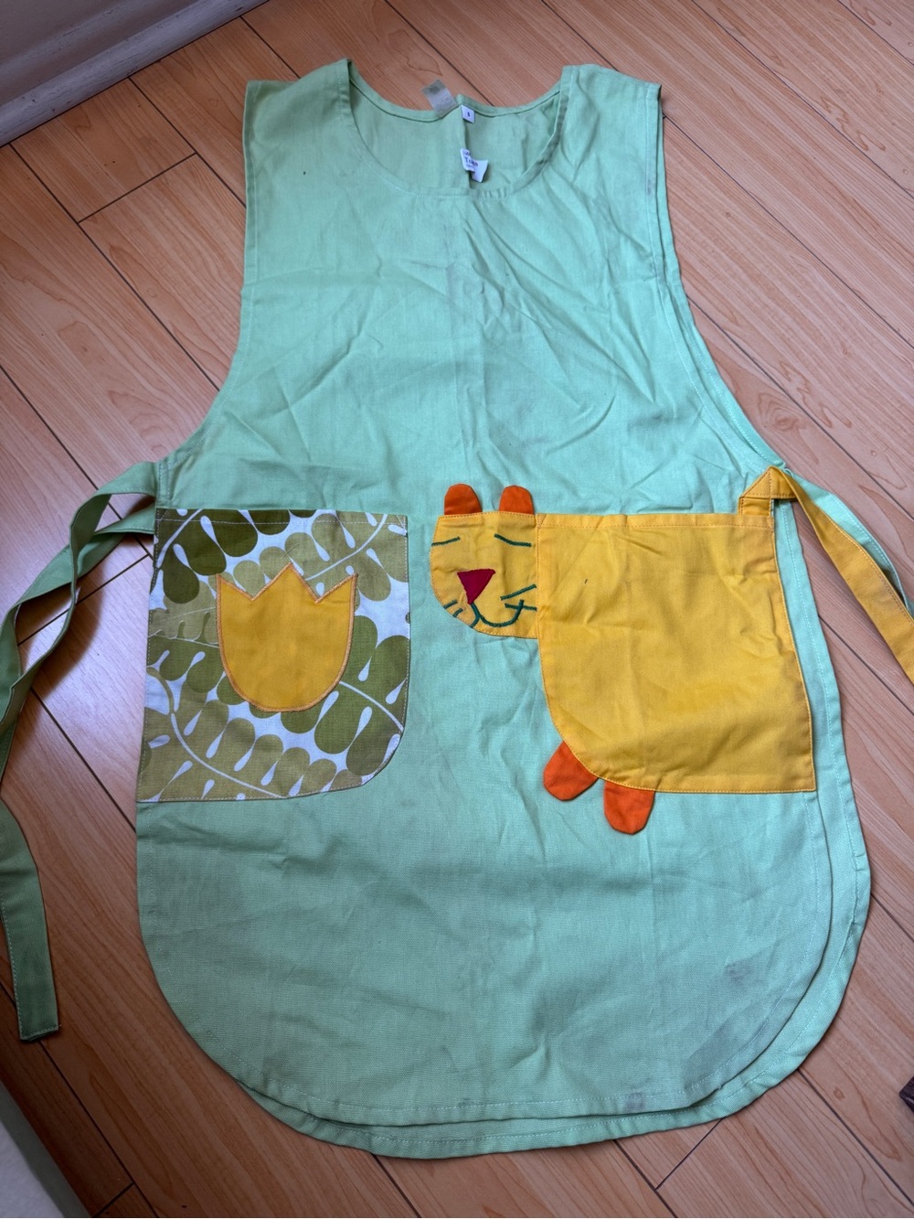 Green Women's Apron with Yellow Cat Pocket and Flower Pocket